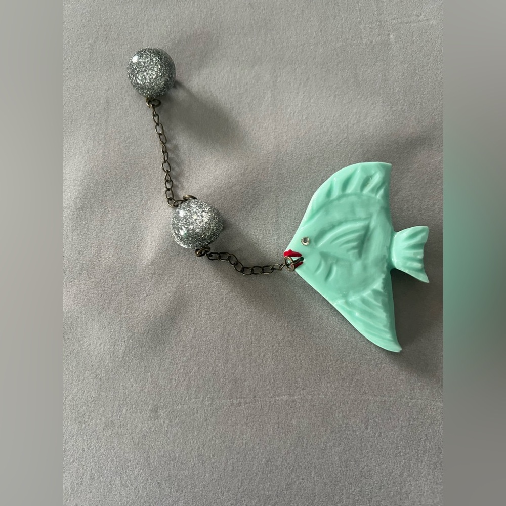Adorable vintage style fish bubble brooch